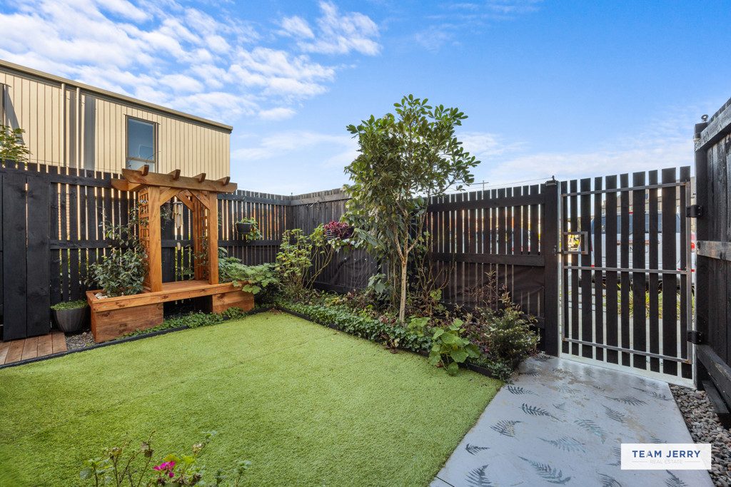 A Home That Captures the Heart — slide 2