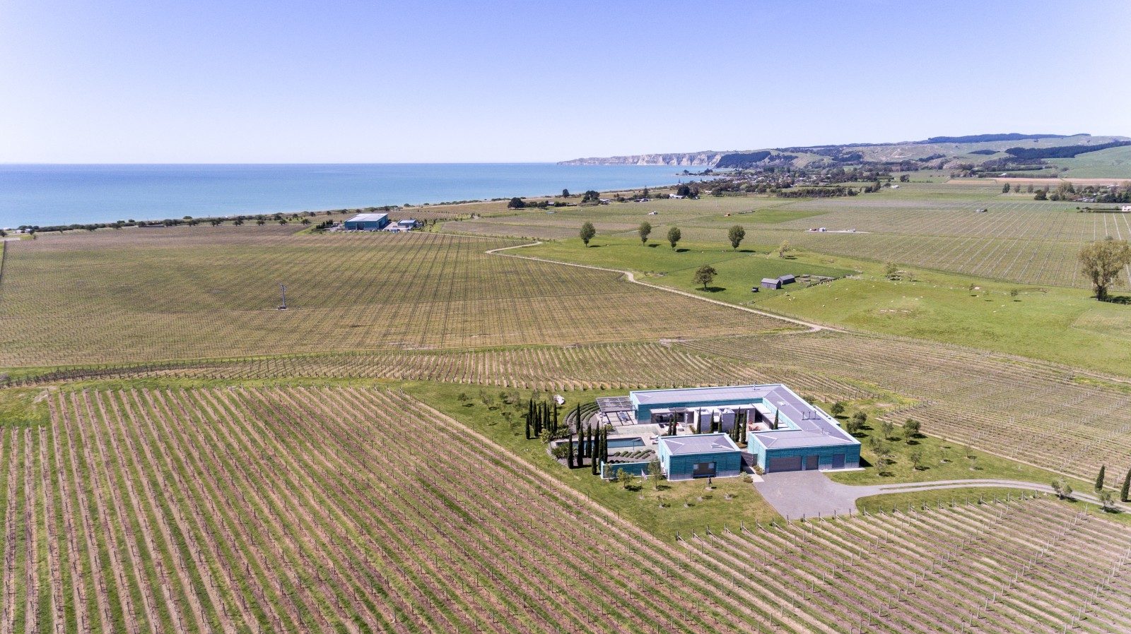 Distinctive Luxury Residence — slide 2