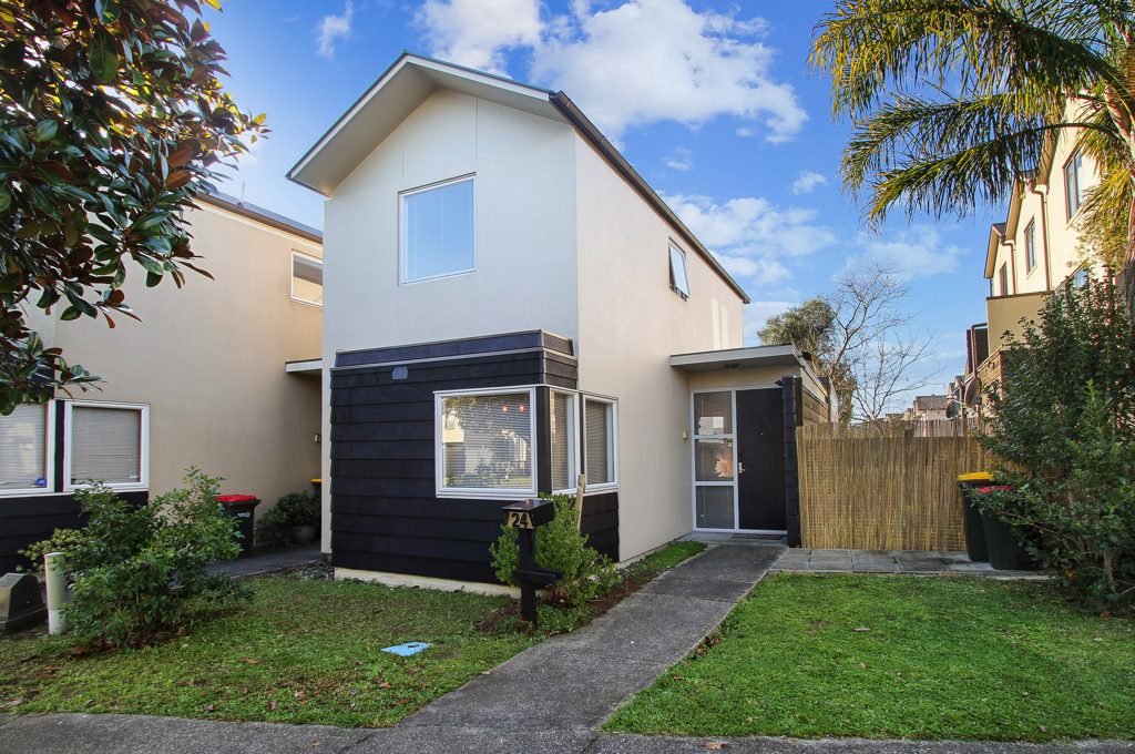 Elegant Family Home In Botany College Zone — slide 2