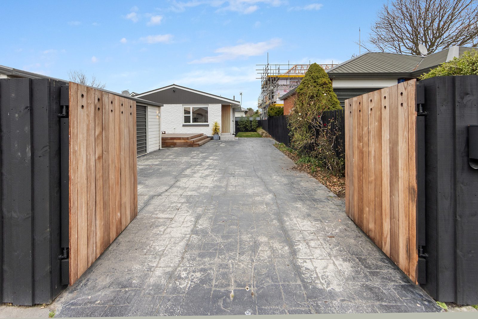 Stylish Living Meets Exceptional Garaging — slide 19