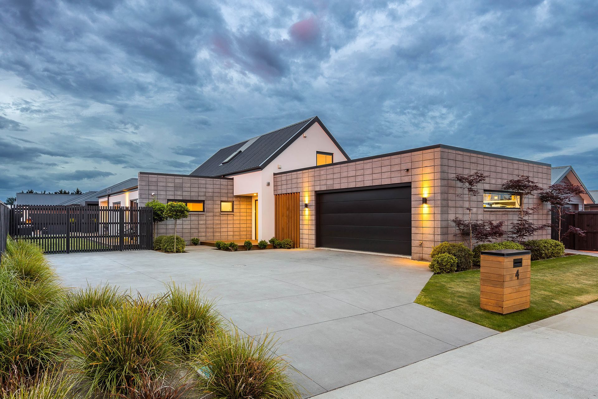 Luxury Living in Prestigious Oakville Estate — slide 1