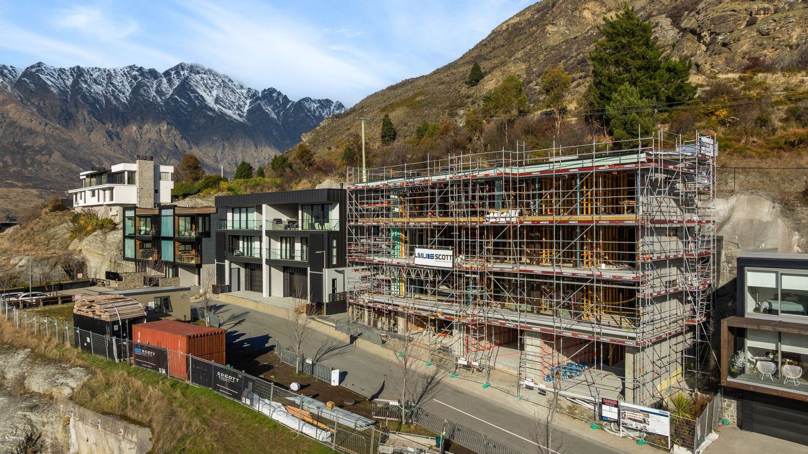 Lake Edge Apartments in Kelvin Heights — slide 2
