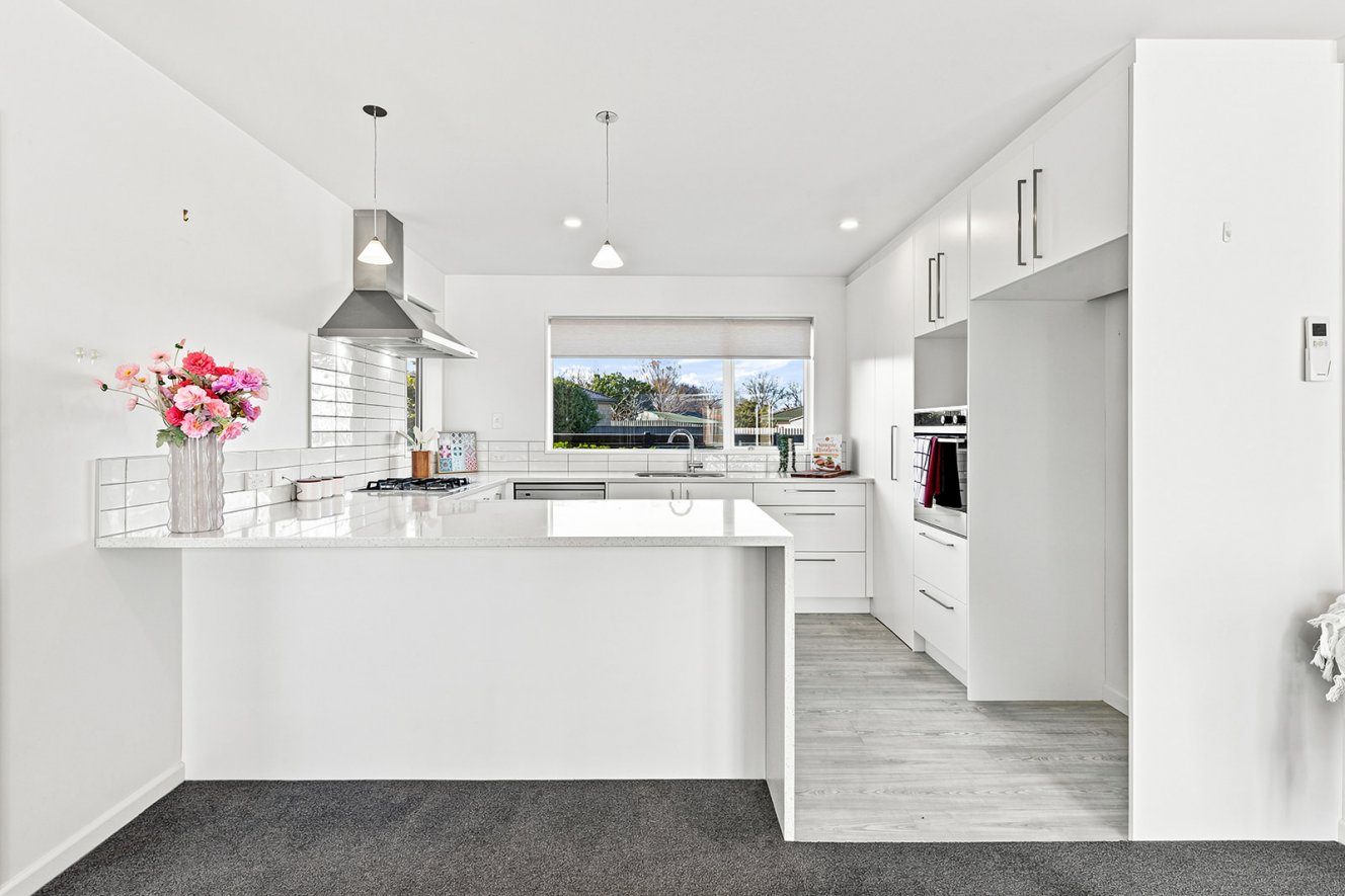 * UNDER OFFER * Exceptional Space meets Exceptiona — slide 2