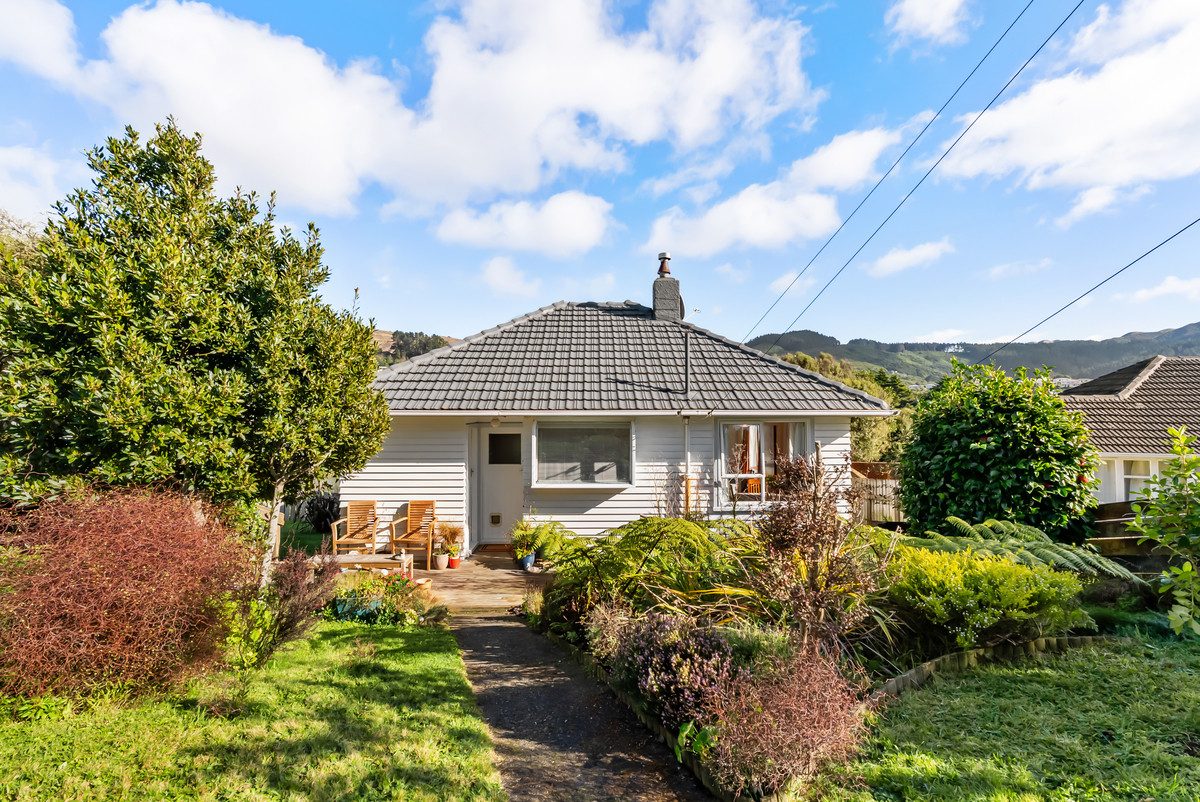 SINGLE-LEVEL CONVENIENCE IN TAWA — slide 1