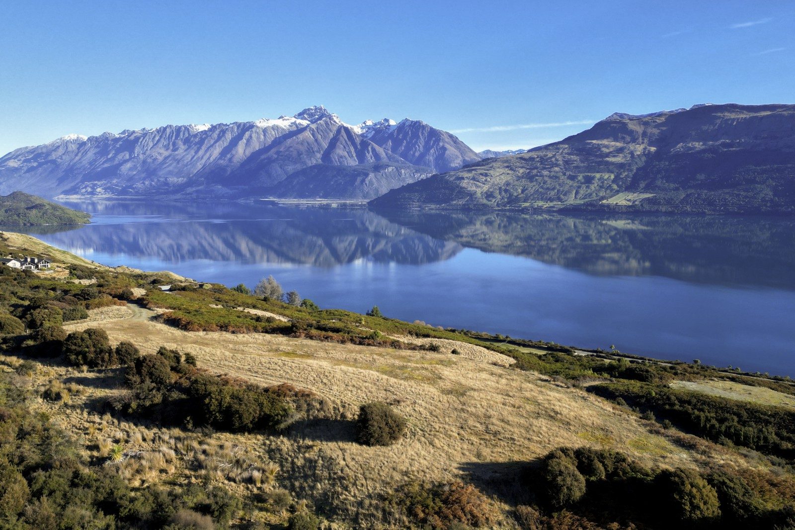 A Private Retreat with Extraordinary Views — slide 1