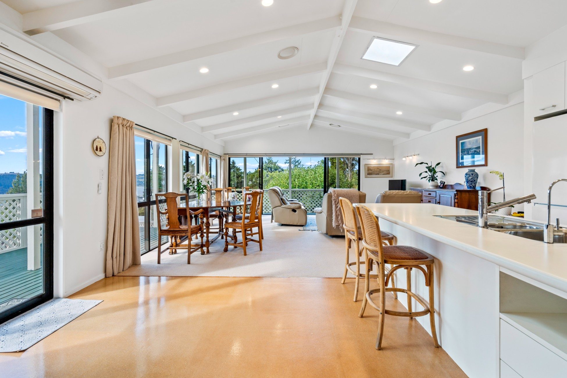 Roslyn Living with Views, Sun & Flexibility — slide 2