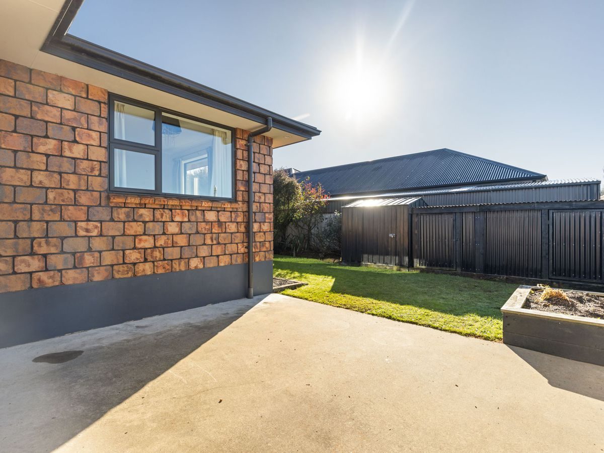 Triple car garaging and double-glazed — slide 33