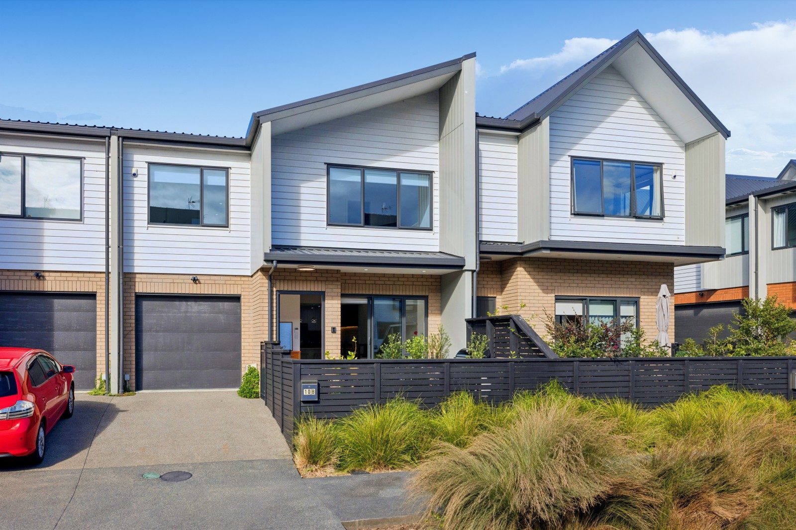 Freehold beachside: Rare 209sqm home with elevator — slide 2