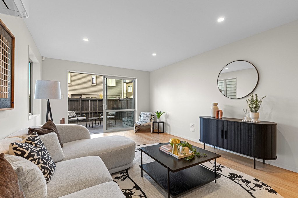 Chic and Cheerful Living — slide 2