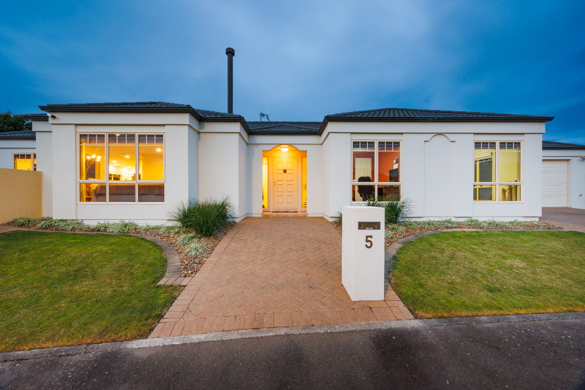 Central Single Level Family Home - walk to town — slide 1