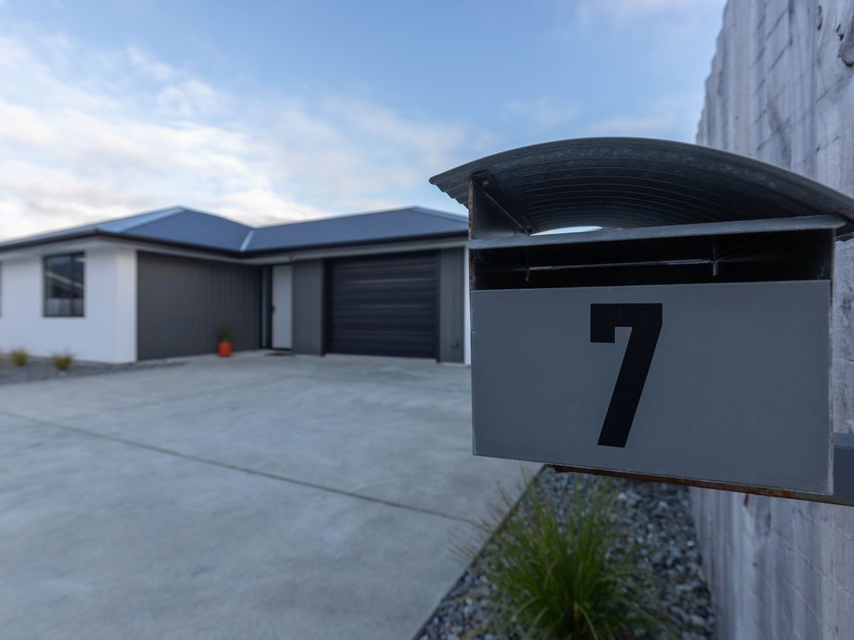 Contemporary Comfort in a Prime Location — slide 31