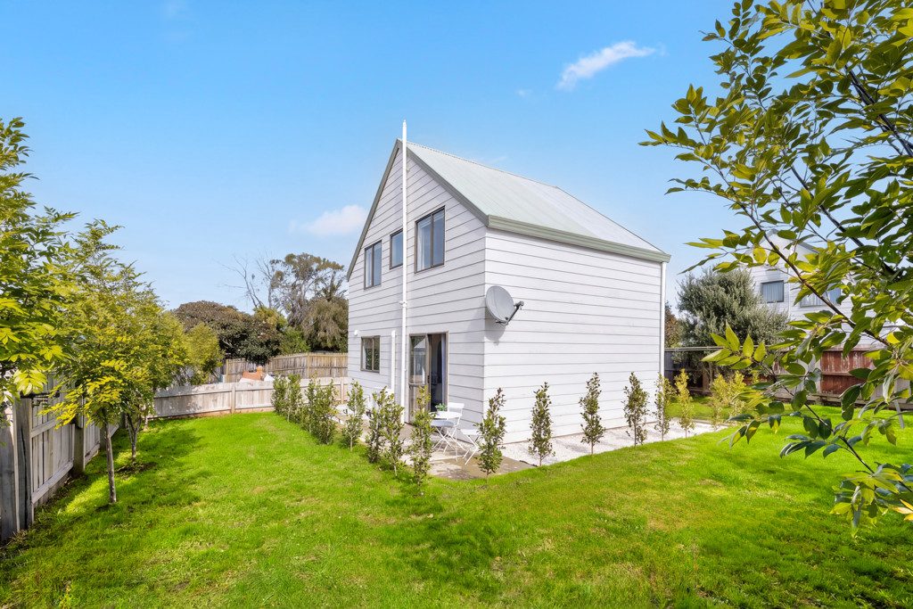 Modern Living on a 458sqm Freehold Section — slide 2