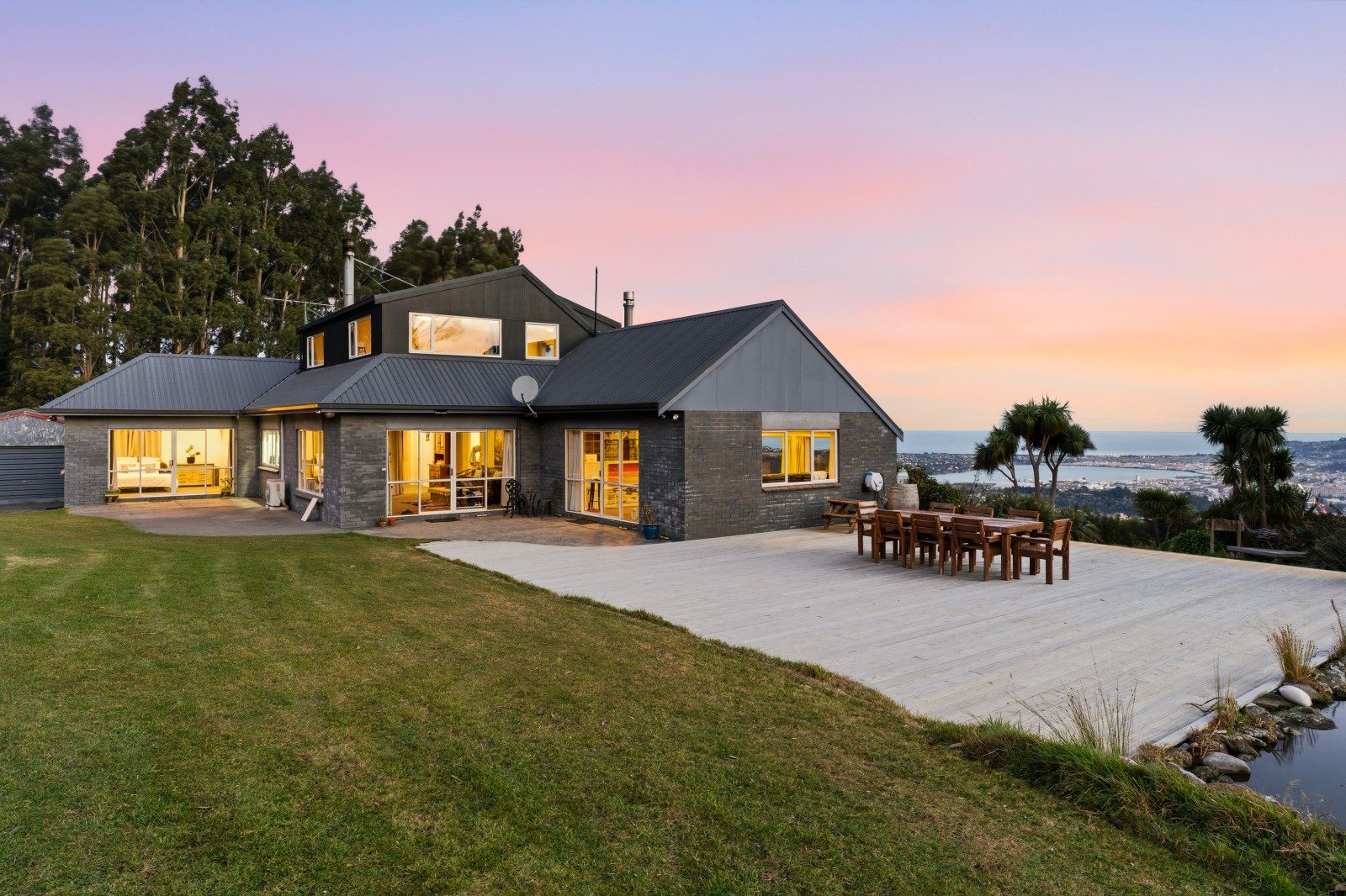 Panoramic views, generous family living. — slide 1