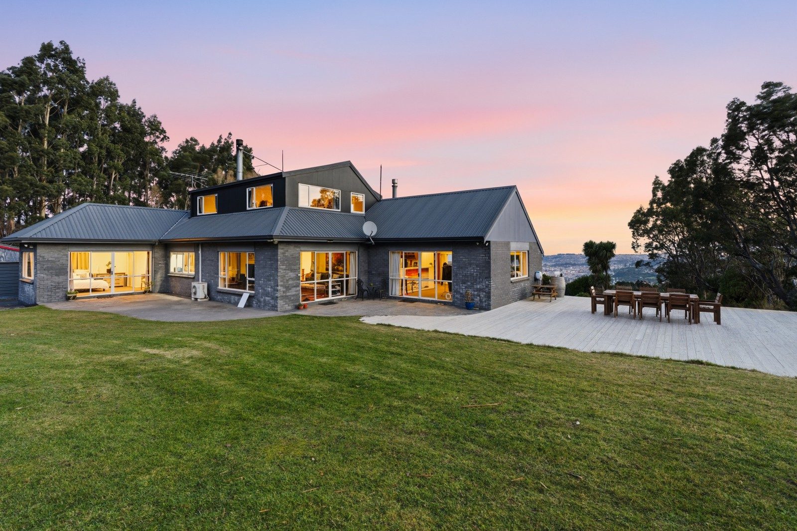 Panoramic views, generous family living. — slide 42