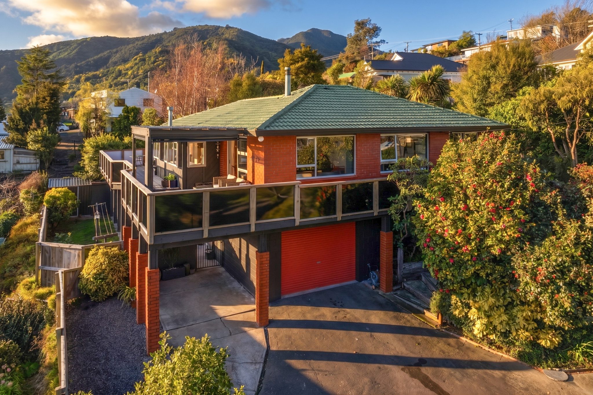 $799,000 - Motivated Owners, Ready To Move — slide 1