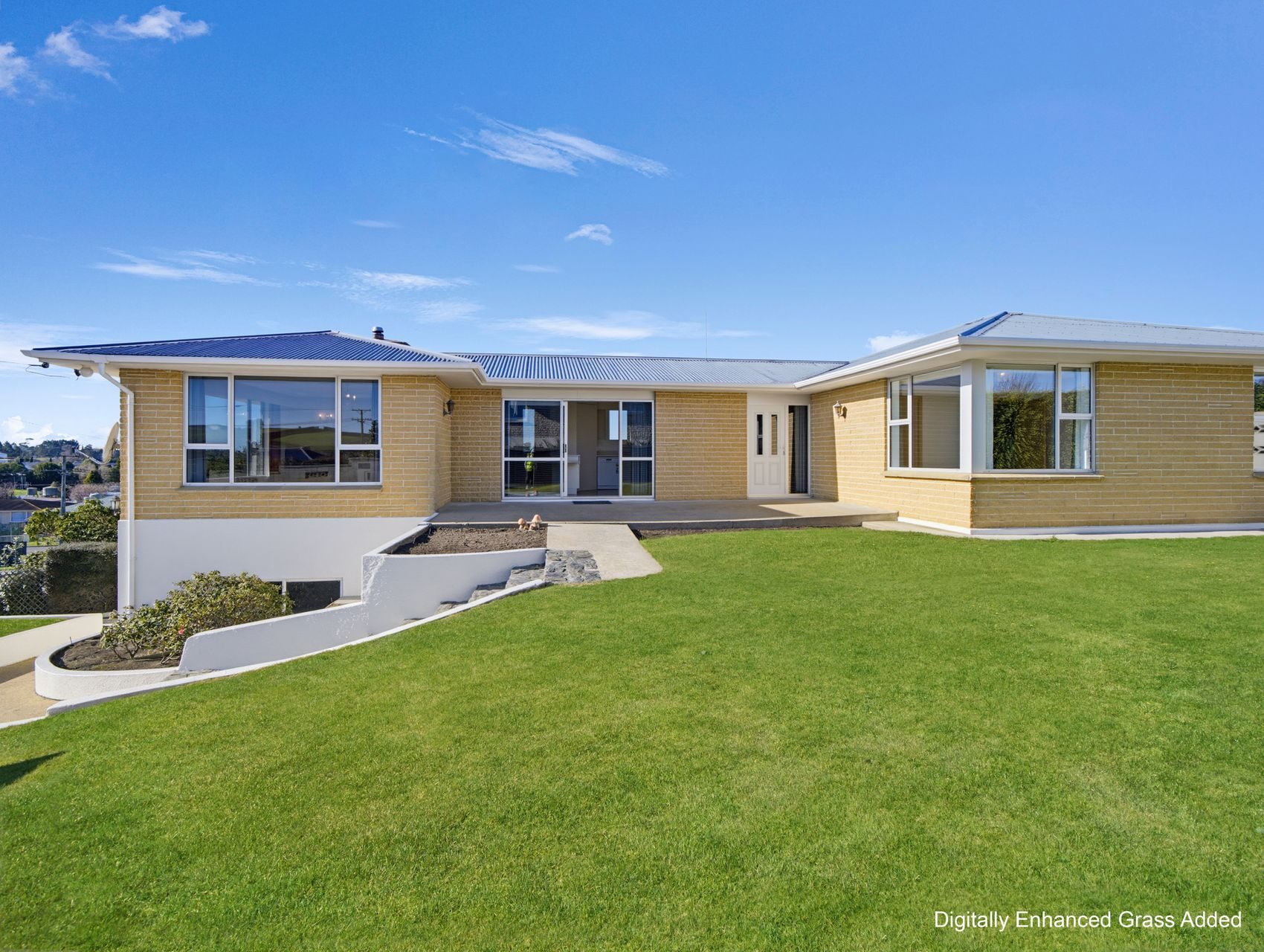 Immaculate, Sunny, Spacious and Double Glazed — slide 1