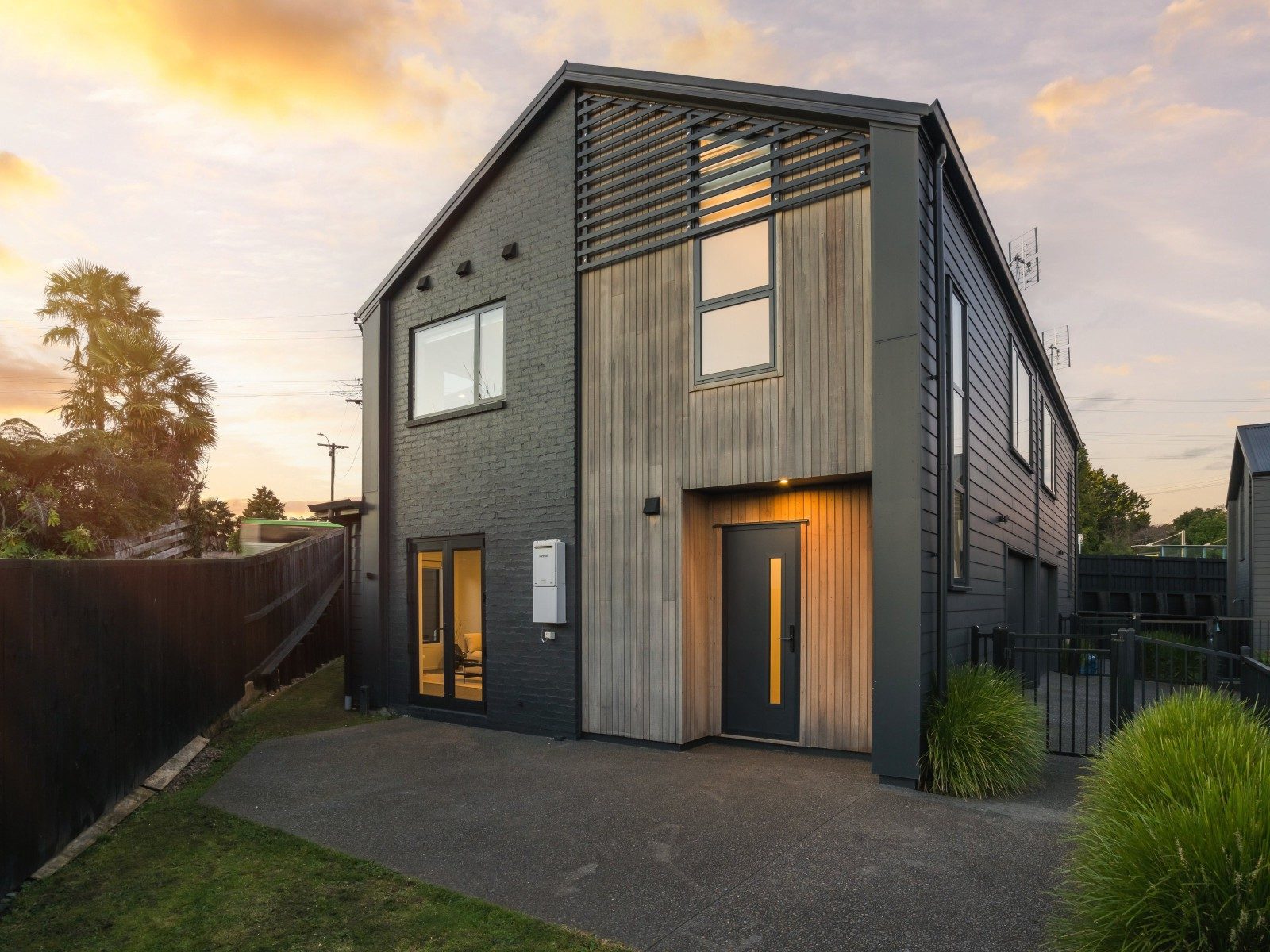 Sophisticated Townhouse — slide 1