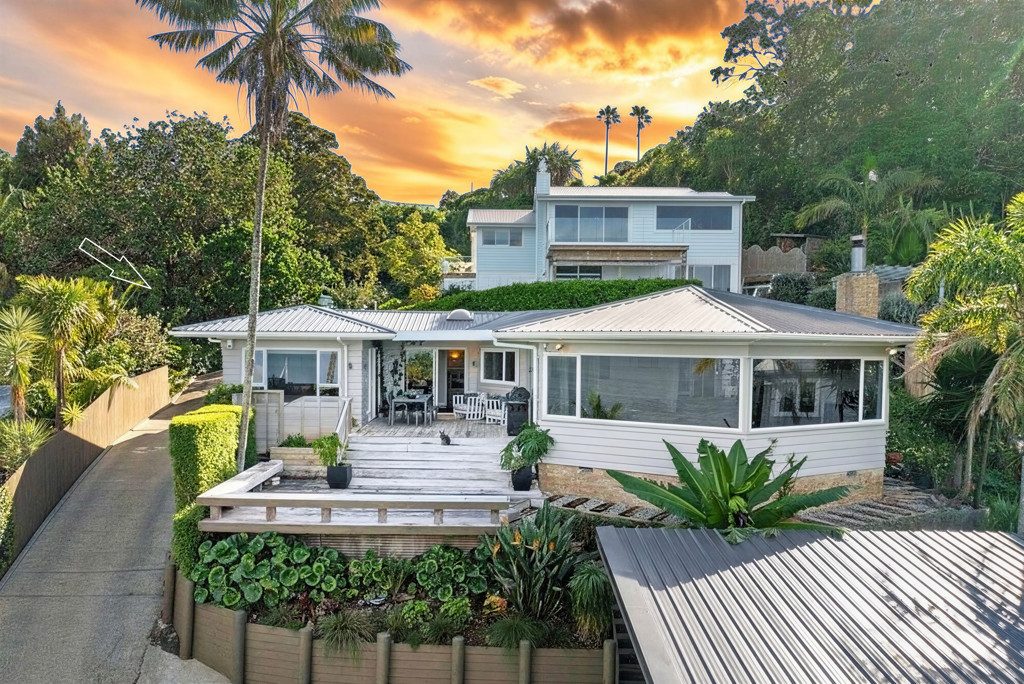Easy-Care Beachside Living with Panoramic Views — slide 1