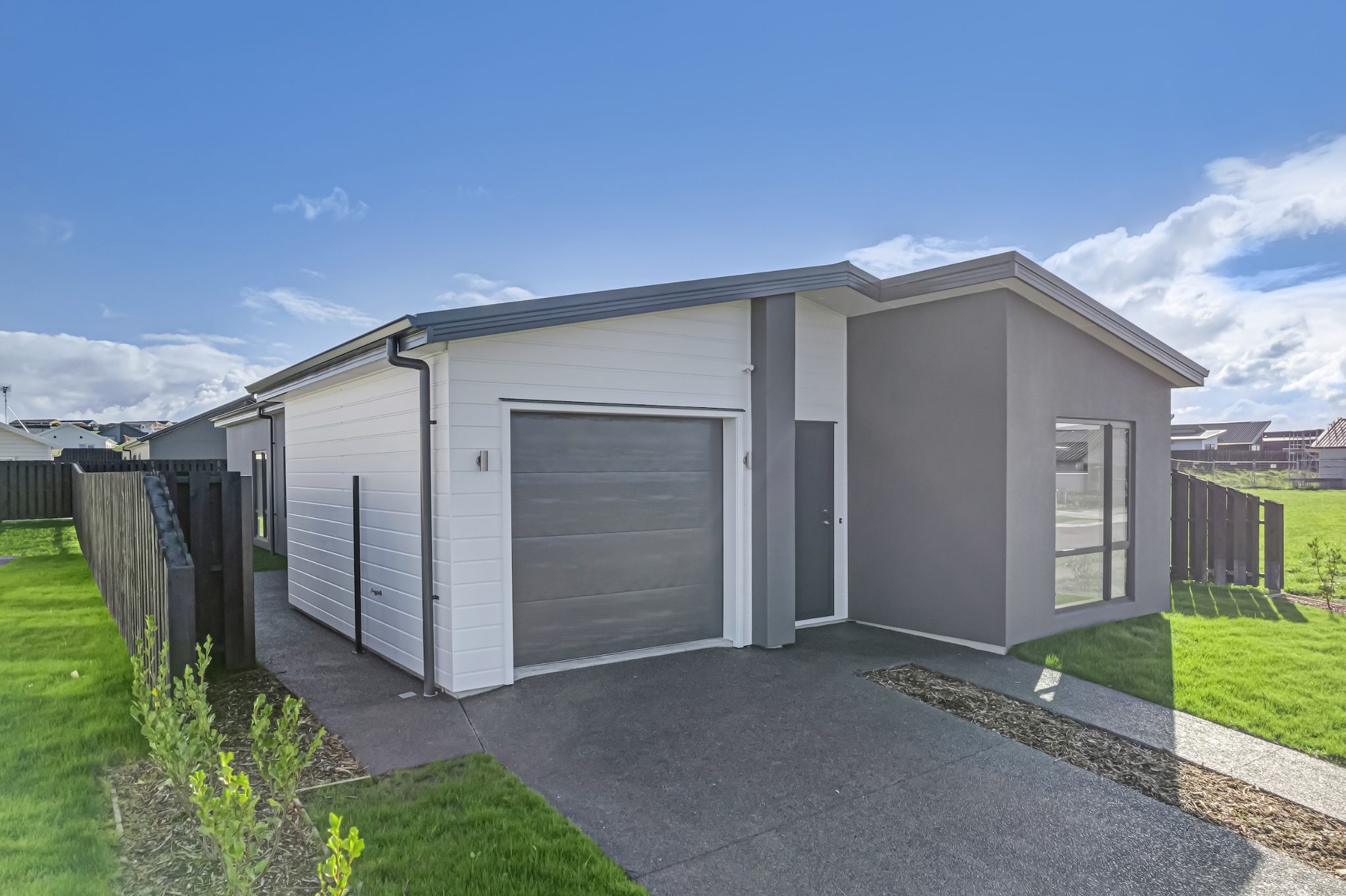 Brand New Lakeside Residence- Move in Now — slide 2