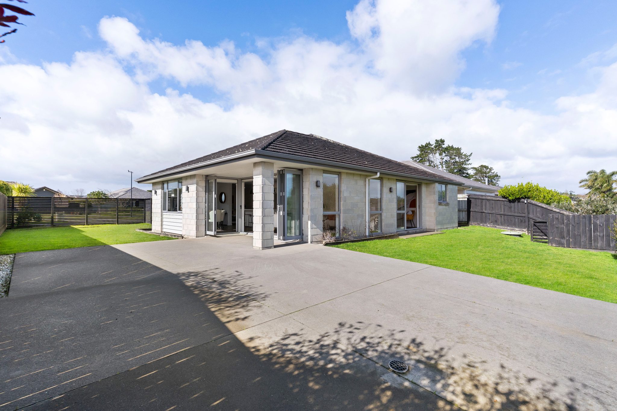 Ultimate Lifestyle: 4 Beds, Dual Living & 711 m2 — slide 2