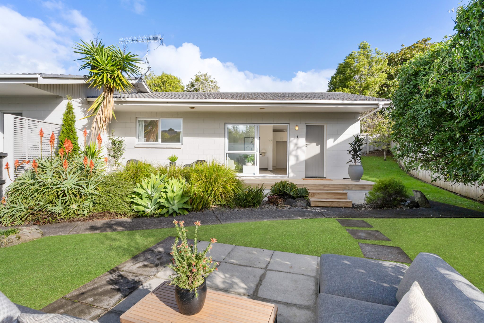 Renovated. Freehold. Single Level! — slide 18