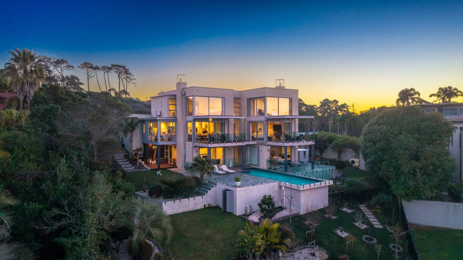 Waterfront - A Touch of Luxury in Paradise — slide 1