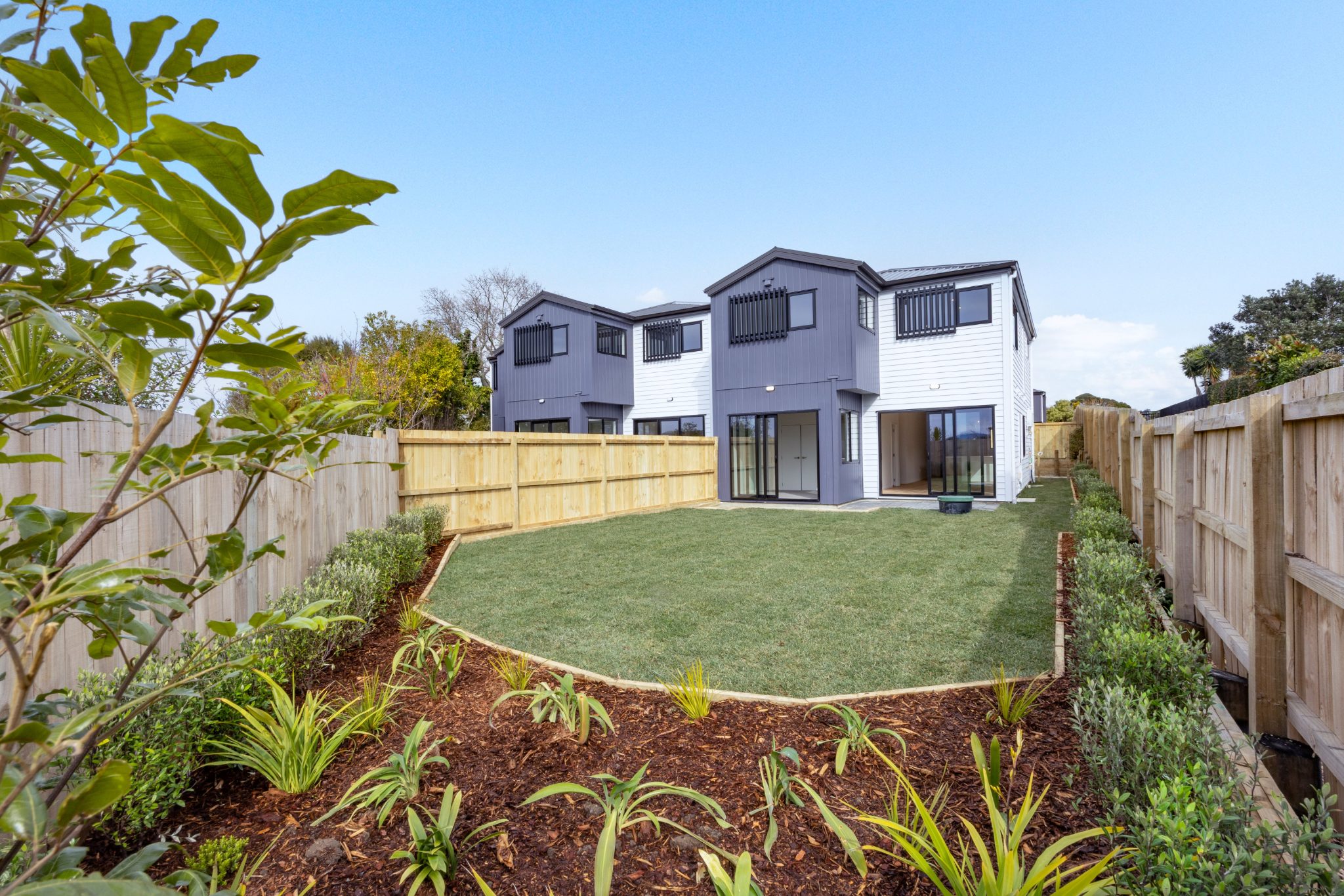 Brand-New Family Homes - Freehold & Ready to View — slide 2