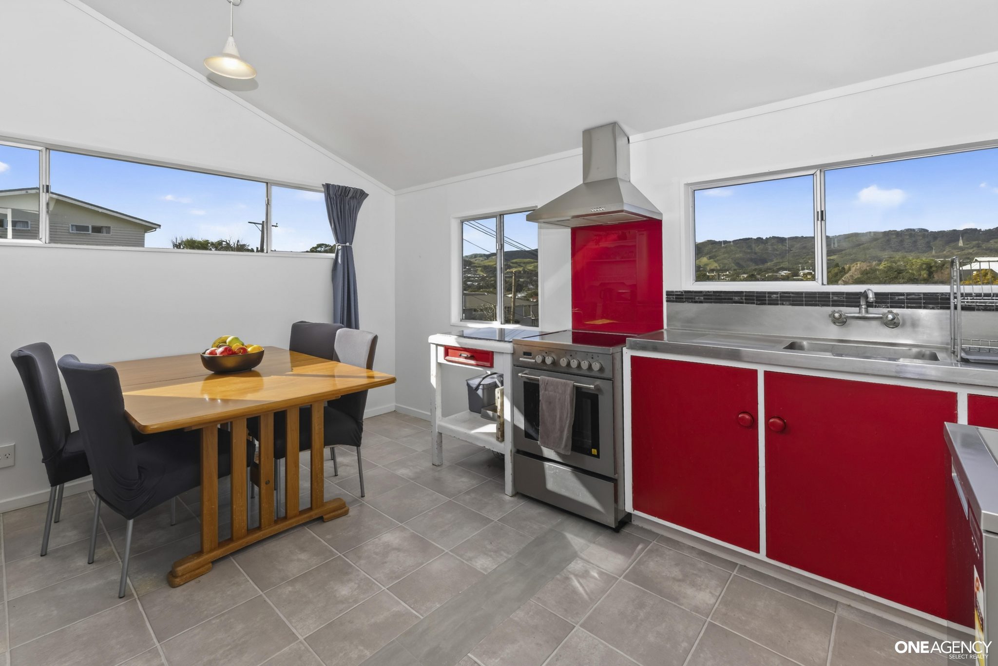 Lovely on Larsen - BEO $599,000 — slide 2