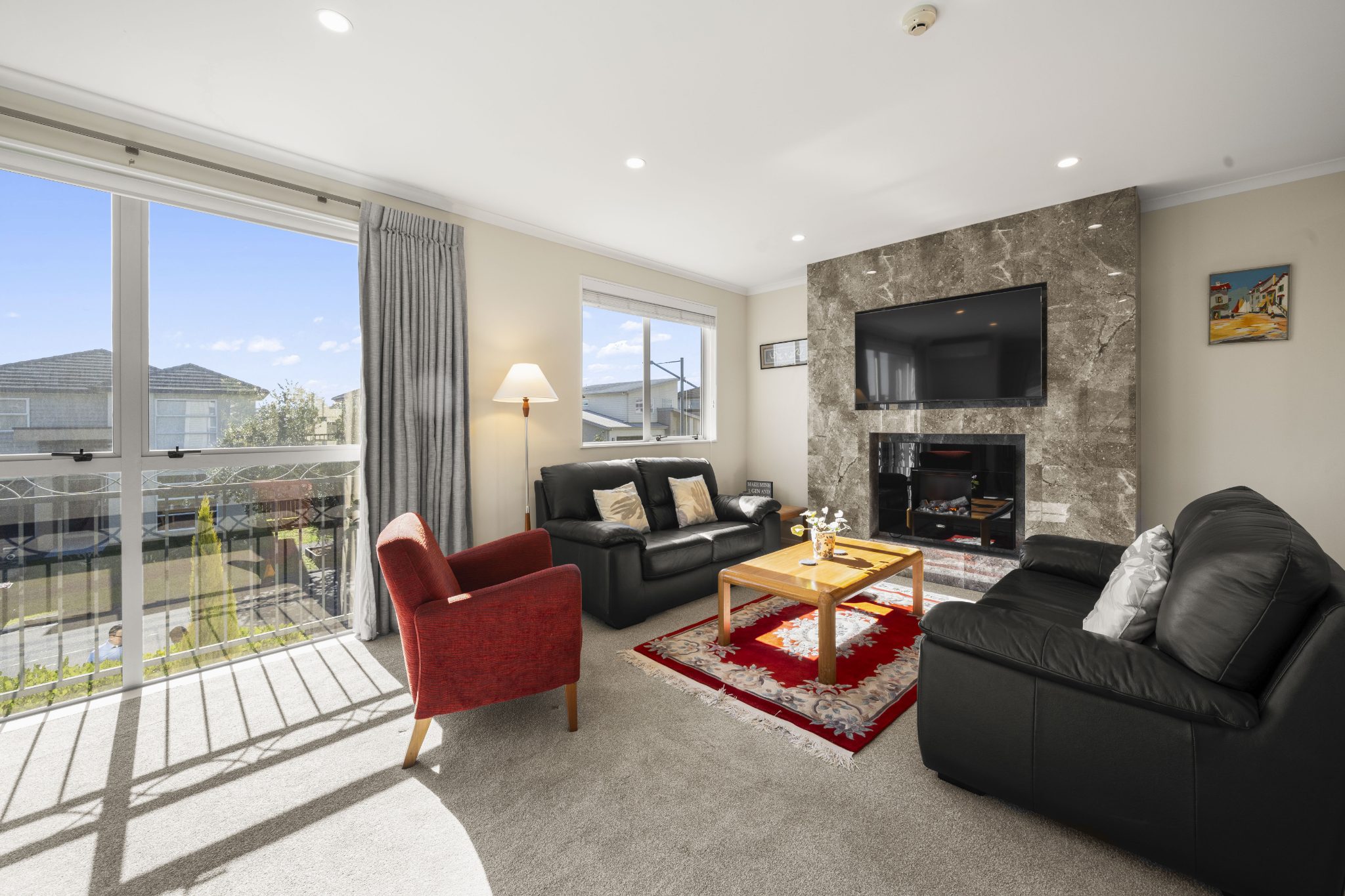 6 rooms + 2.5 Bathrooms in Stonefields! Must Sell! — slide 2