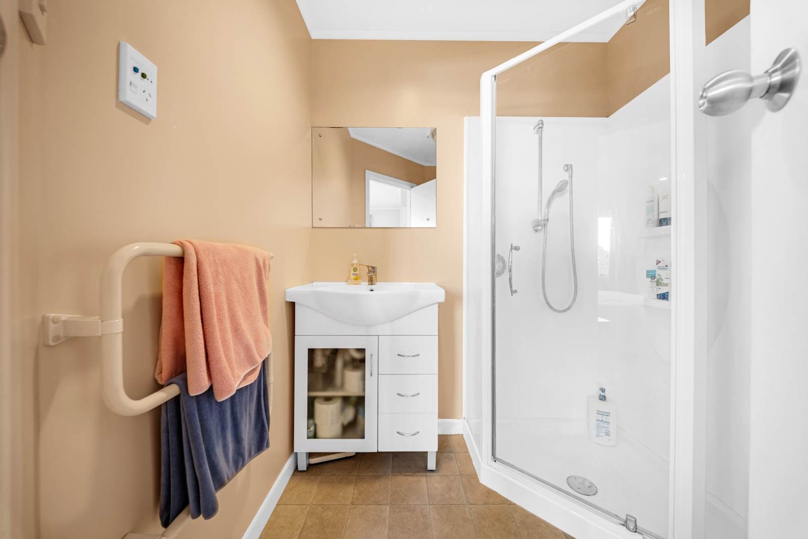 Cedar, brick & tile family home in a top location! — slide 42