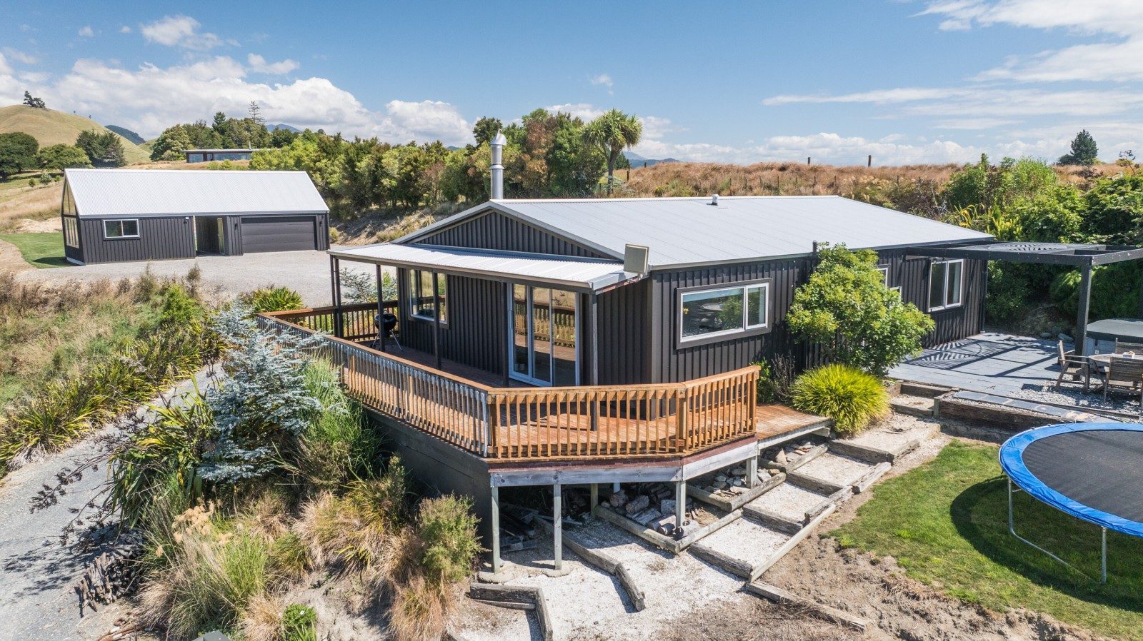 Very smart home with extra garaging and studio — slide 1