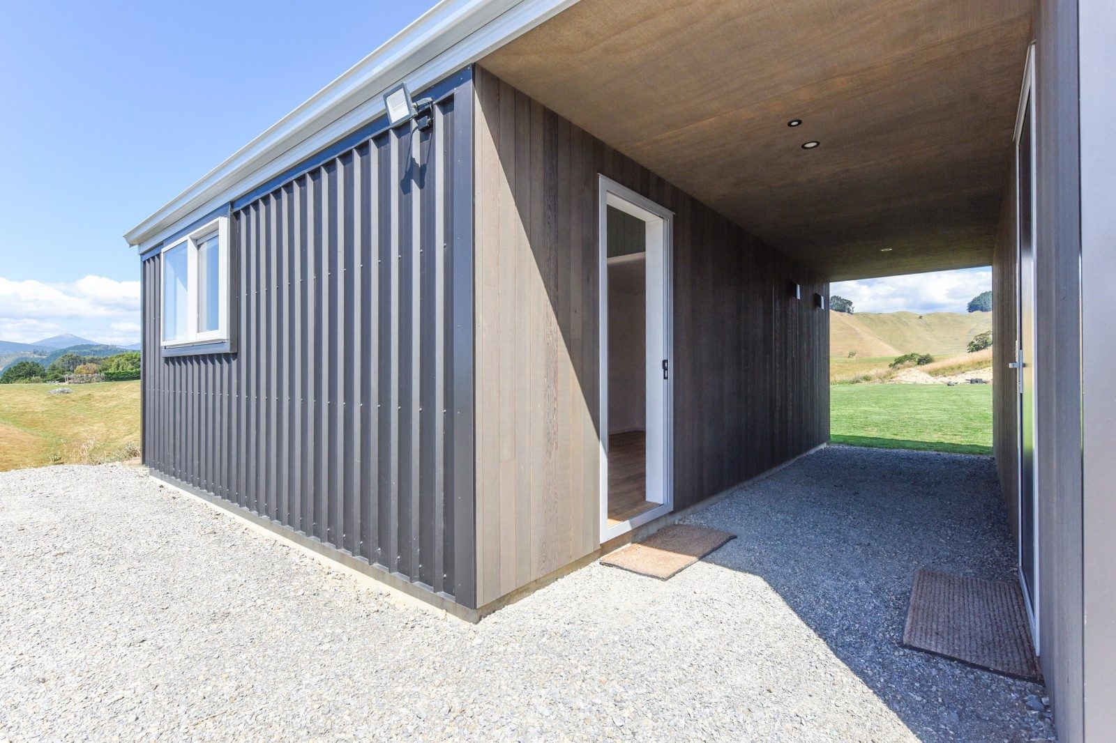 Very smart home with extra garaging and studio — slide 31