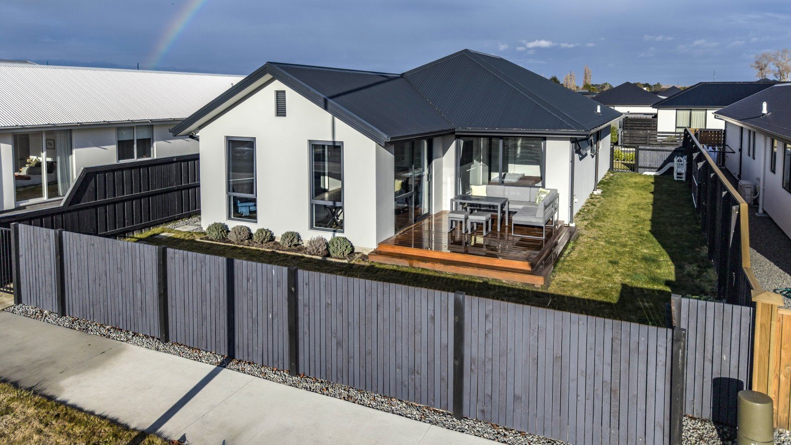 * UNDER OFFER * Ideal for First Home Buyers/Semi R — slide 2