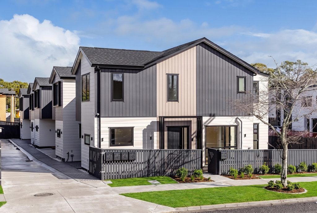 Stunning Homes, 10 Year Master Builder Warranty — slide 1