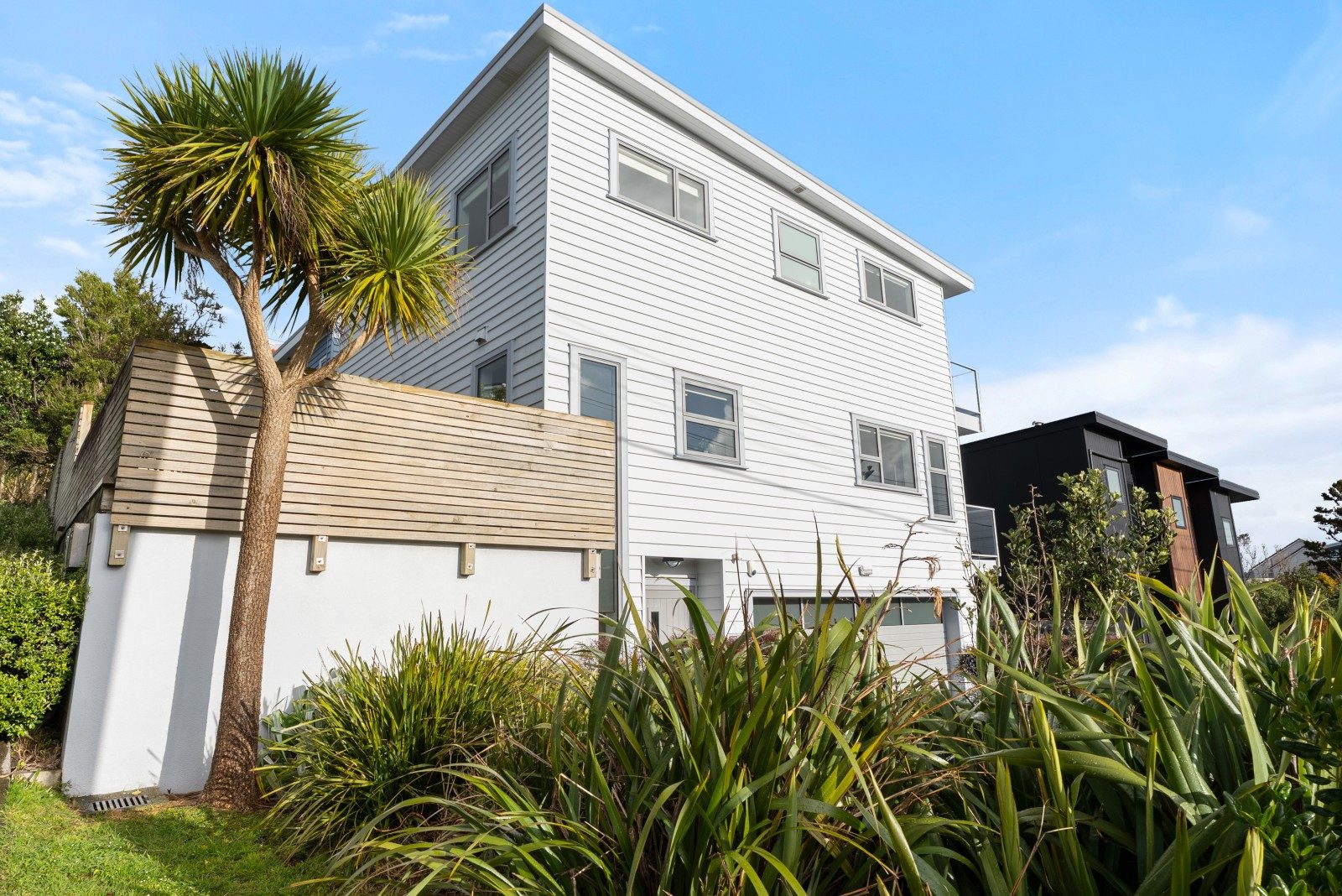 Modern Living, Minimal Maintenance on Mandalay — slide 1