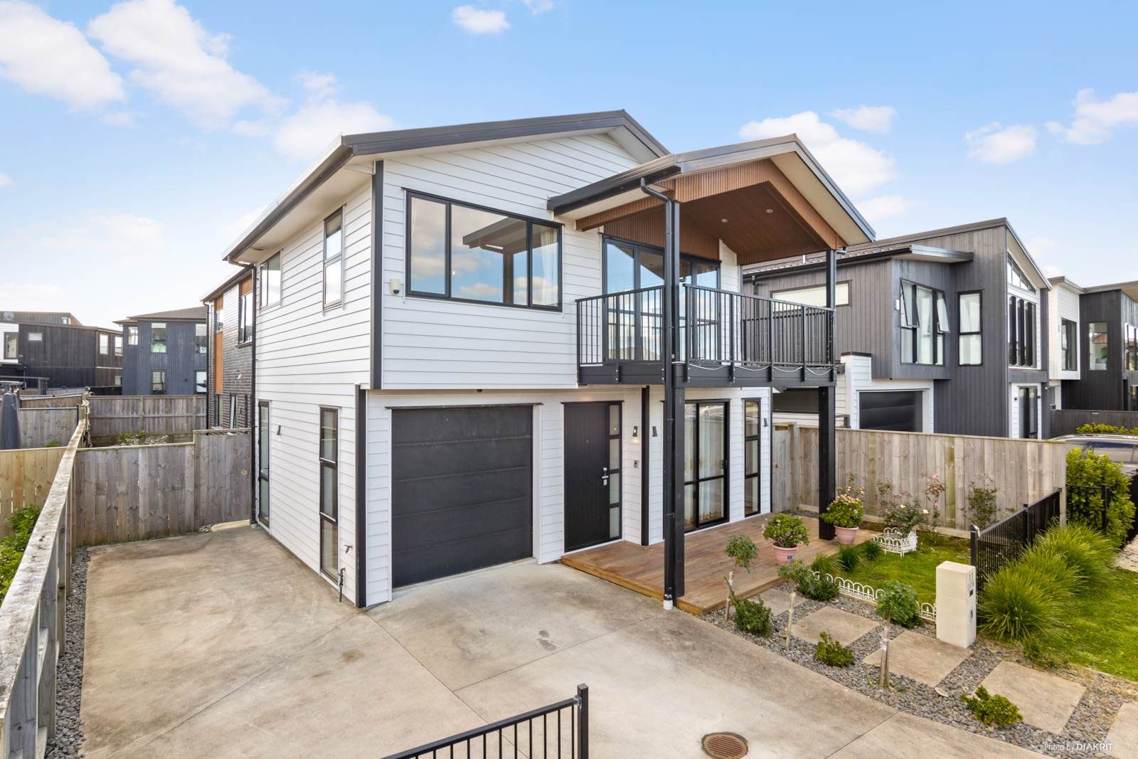 Space, Sea Views & Coastal Living in Scott Point — slide 2