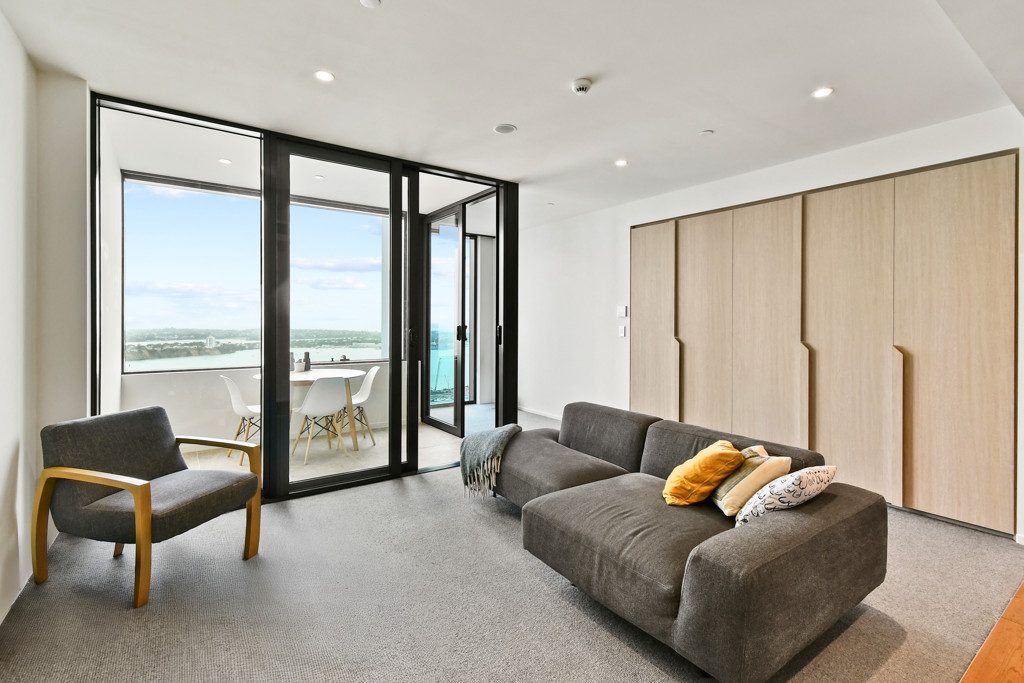 Luxurious Living-On top of the world- Urgent sale — slide 2