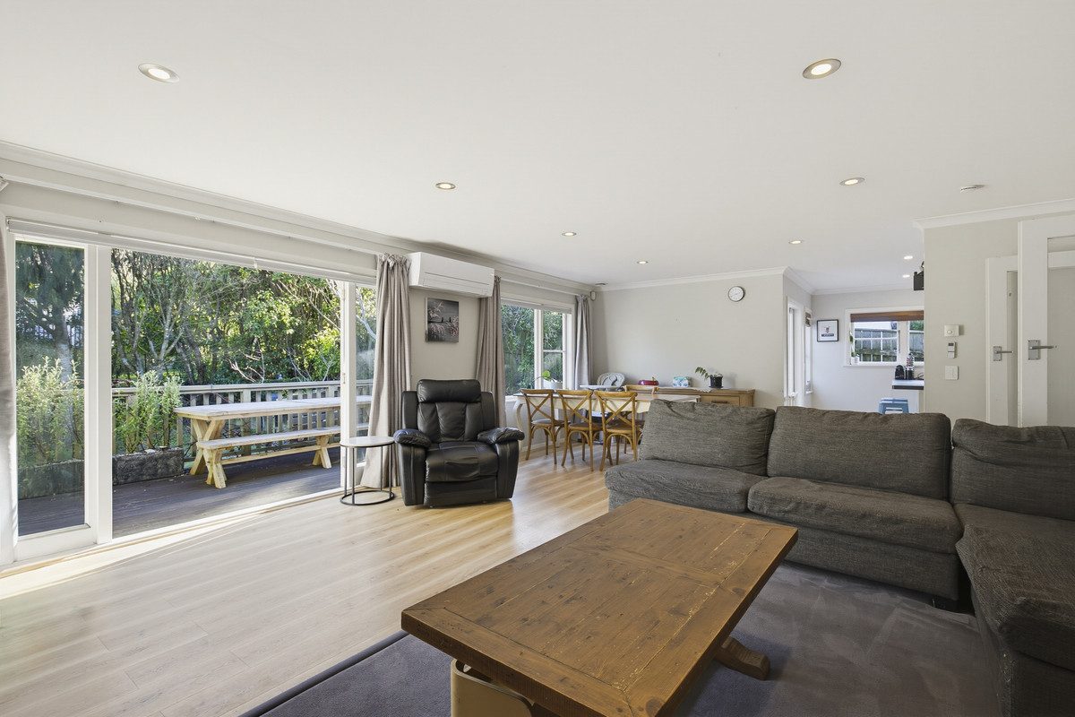 MID-CENTURY CROWD-PLEASER | BEO $945,000 — slide 2