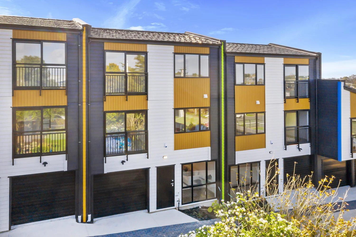 HUGE 195 SQM 5 Bedroom Family Homes — slide 2