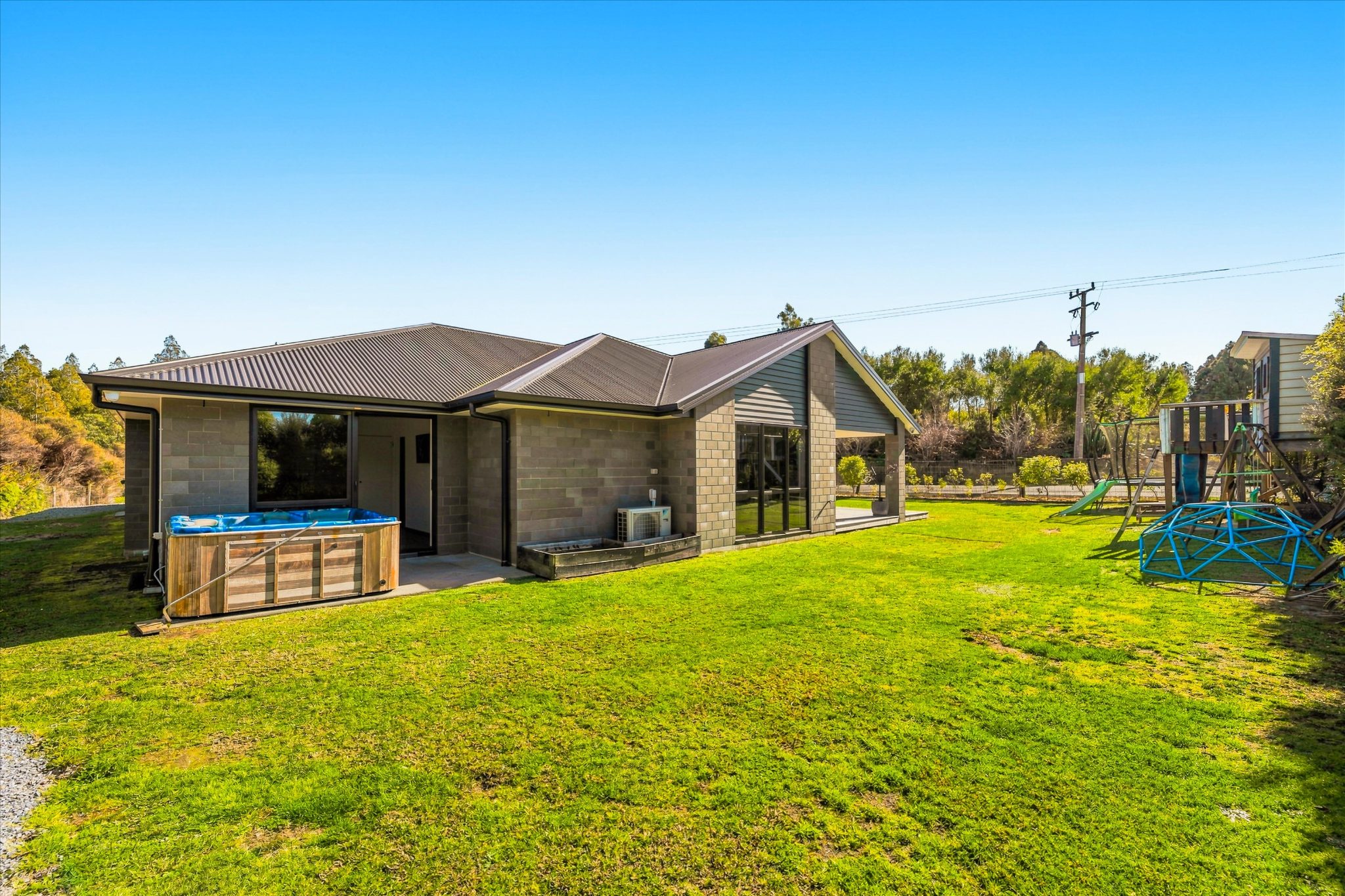 MODERN RURAL LIVING WITH SPACE TO ENJOY — slide 37