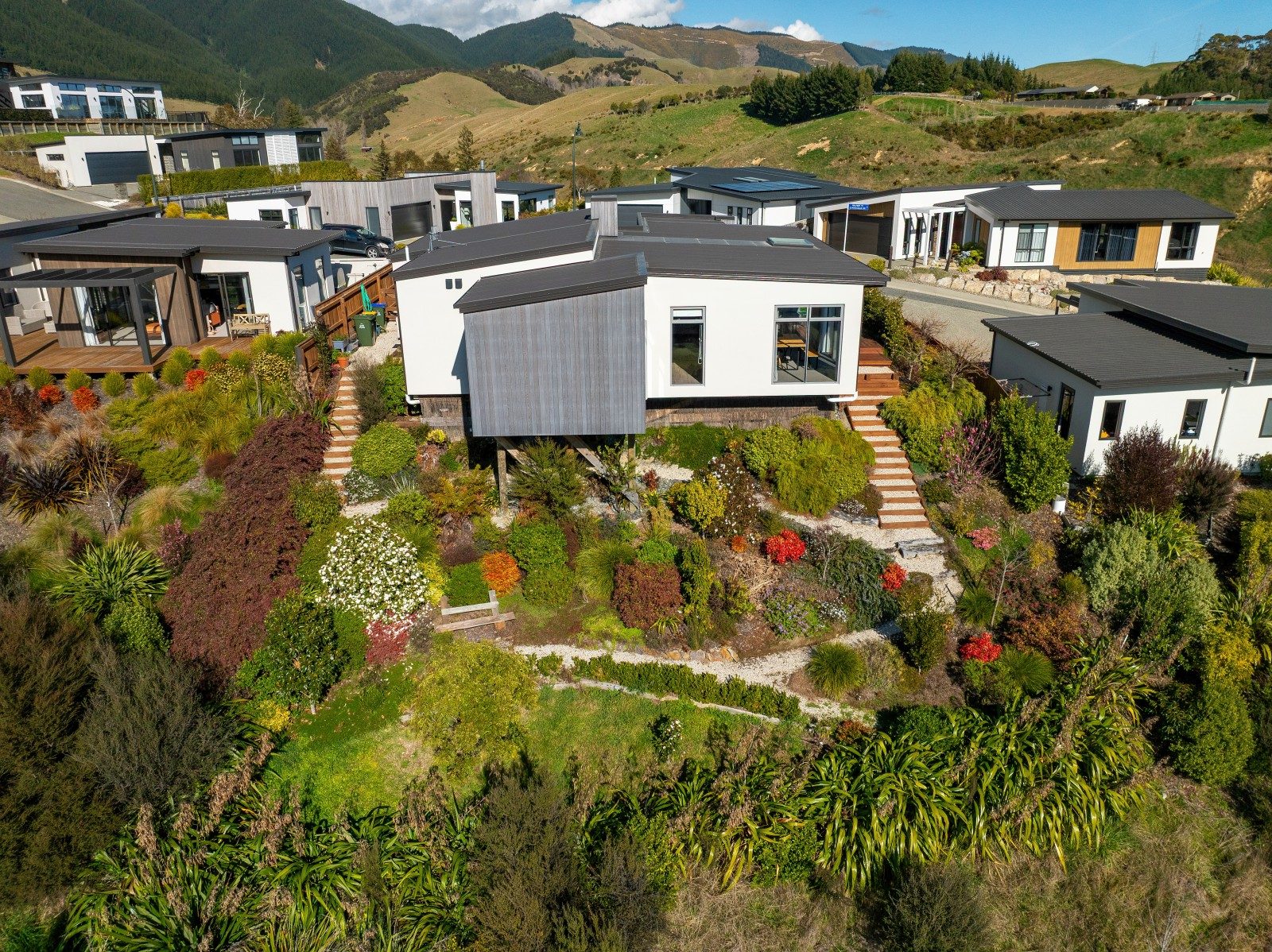 Modern home, great sun, stunning views — slide 16