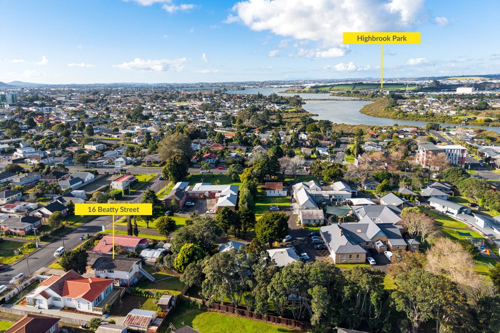 3 UNITS + FREEHOLD TITLE // CASHFLOW OPPORTUNITY — slide 2
