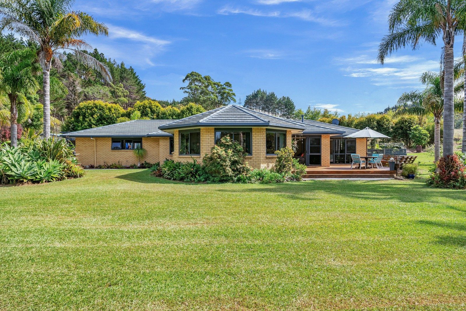 A Private Lifestyle Retreat, Minutes from the City — slide 2