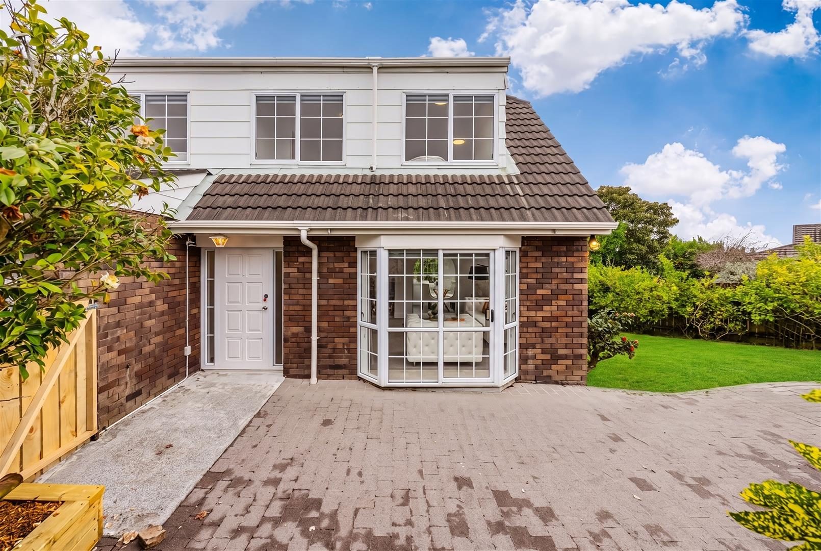 Renovated 3 Bedroom Family Home with Double Garage — slide 2