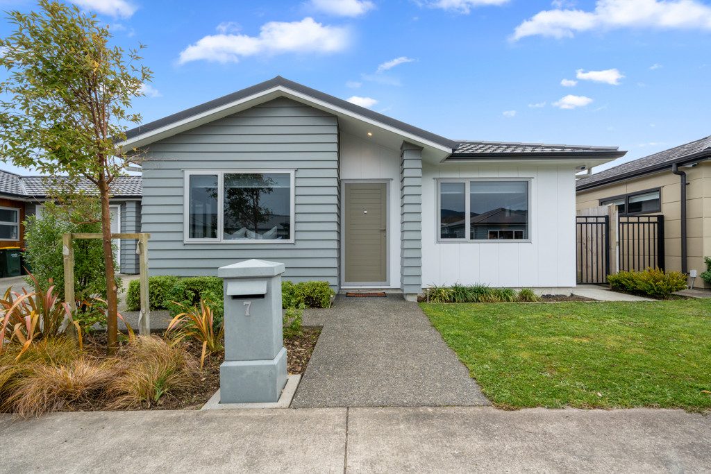 MODERN, SPACIOUS & SERIOUSLY EASY LIVING — slide 1