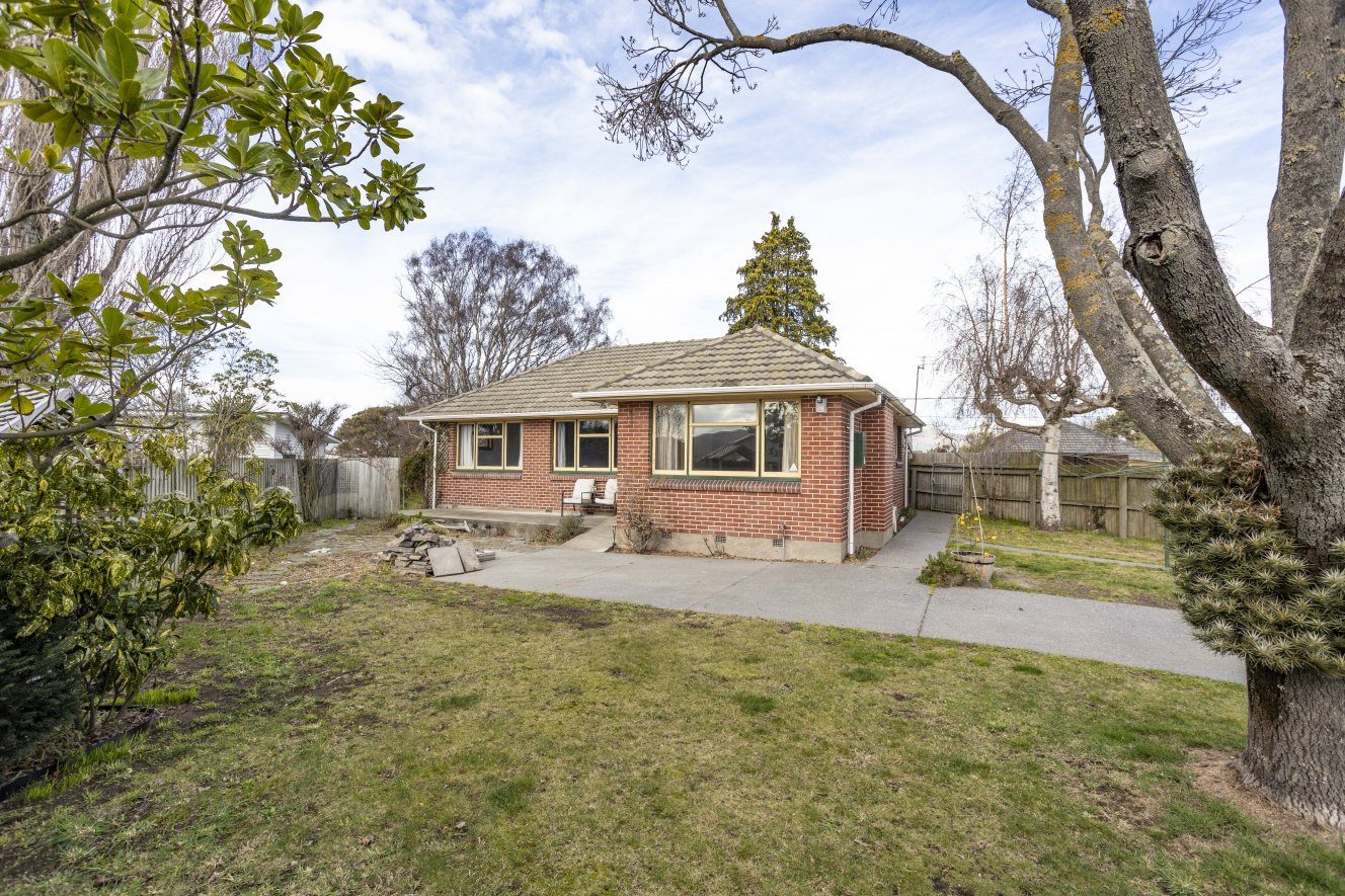 * UNDER OFFER * Room to Relax, Neg over $549,000 — slide 1