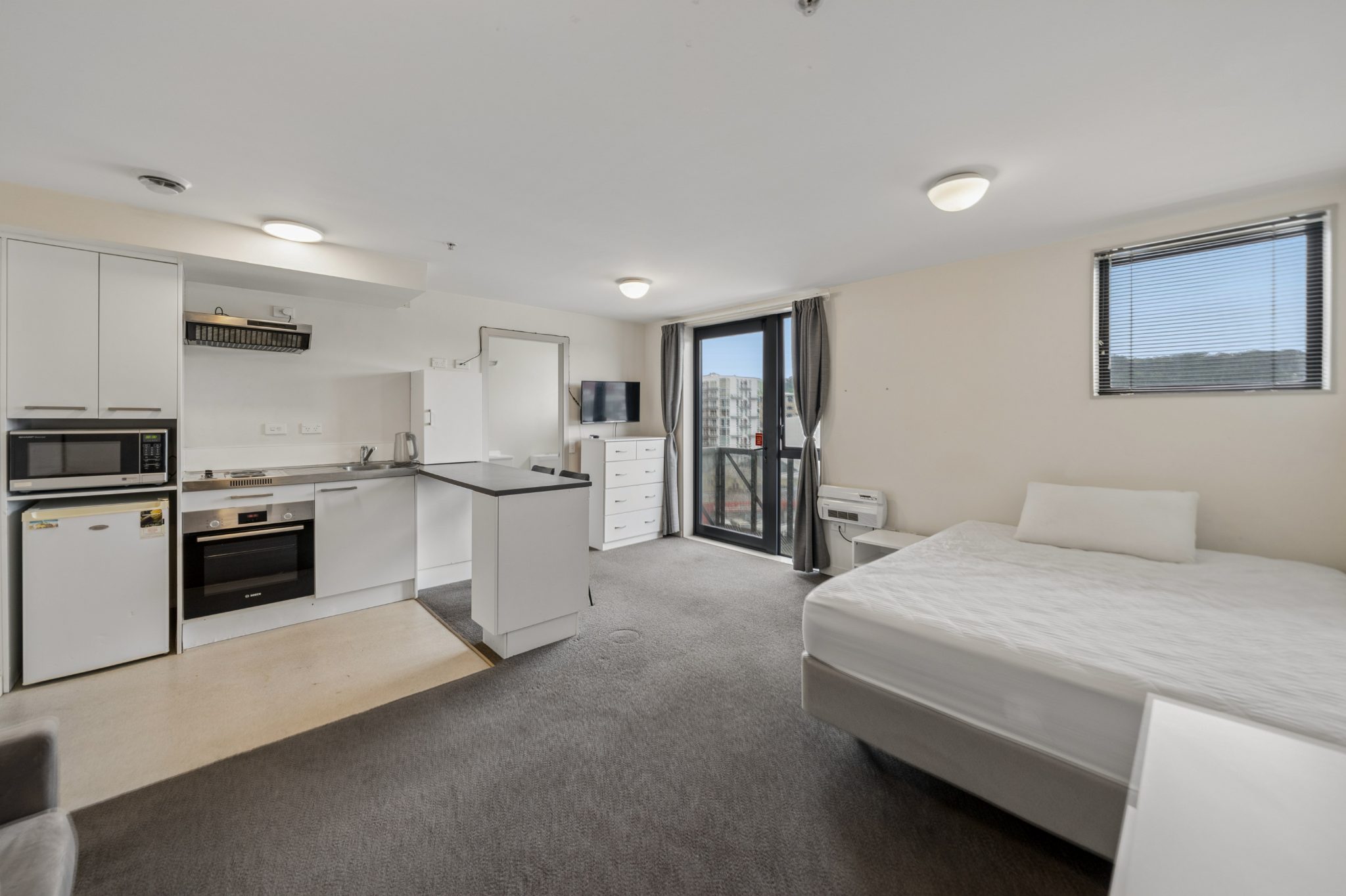 Sun, Views and a Balcony in Te Aro — slide 2