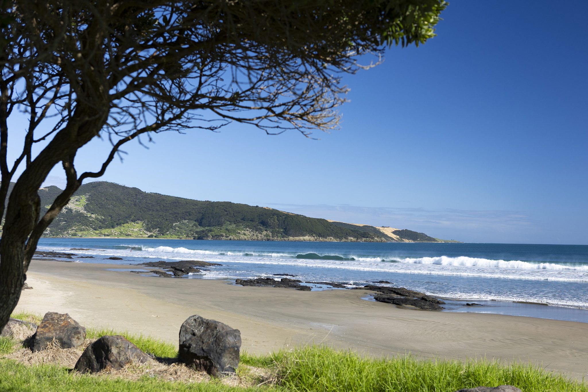 Kiwiana Beachfront Bach - Foiling, Golf & Surf — slide 37