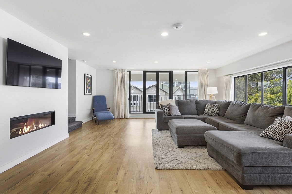 The Scale of a Home. The Ease of an Apartment — slide 1