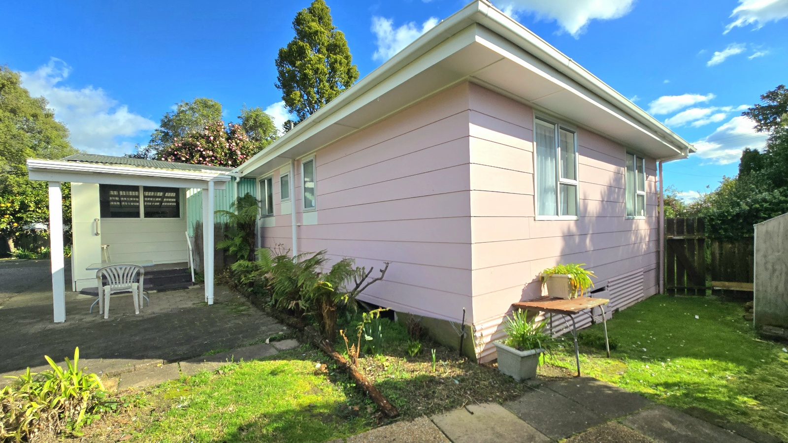 THE PINK HOUSE IN PAEROA — slide 2